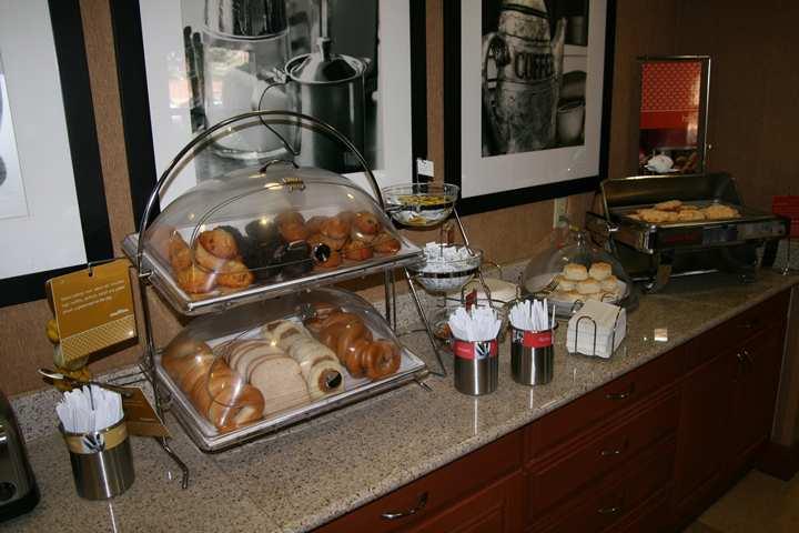 Hampton Inn Youngstown/Boardman Poland Restaurant photo